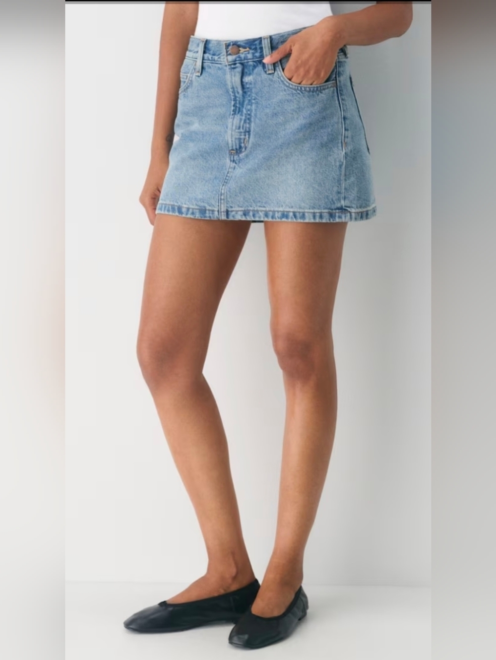 Aritzia Denim Forum "The '90s Ricci" Skirt – Size 24 – Light Wash